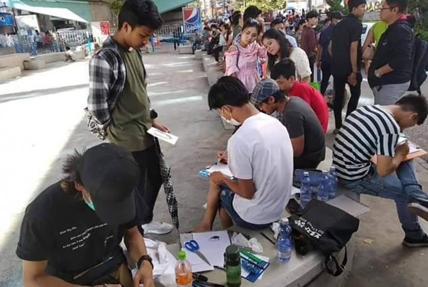ခဲခြစ်ကောက်ကြောင်းများဆွဲ၍ အဘိုးအဘွားများကို ငွေကြေးလှူဒါန်းနေသော လူငယ်လေးများကို တွေ့ရစဉ်