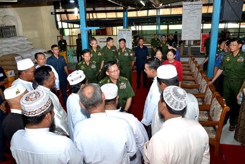 သြဂုတ် ၂၅ ရက်က ပျဉ်းမနားမြို့တွင် အစ္စလာမ် ဘာသာရေး အသင်းအဖွဲ့များအား လှူဒါန်းမှု၌ တပ်မတော် ခေါင်းဆောင်များကို တွေ့ရစဉ် (ဓာတ်ပုံ-တပ်မတော် ကာကွယ်ရေးဦးစီးချုပ်ရုံး)