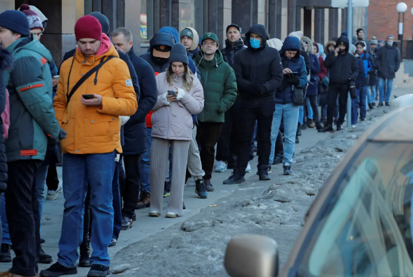 စိန့်ပီတာစဘတ်မြို့တွင် ATM စက်မှ ငွေထုတ်ယူရန် တန်းစီနေကြသော ရုရှားနိုင်ငံသားများကို တွေ့ရစဉ် (Photo-Reuters)
