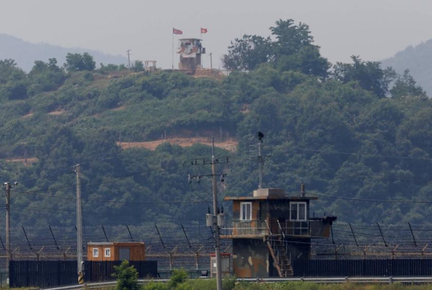 ကိုရီးယားနှစ်နိုင်ငံကို  ပိုင်းခြားထားသည့် နယ်စပ်စစ်မဲ့ဇုန်အနီးရှိ ကင်းစခန်းတစ်ခုကို ၂၀၂၀ ခုနှစ် ဇွန်လက တွေ့ရစဉ်(Photo: Reuters)