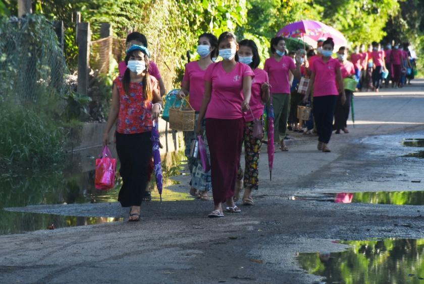 လှိုင်သာယာစက်မှုဇုန်ရှိ လုပ်ငန်းခွင်သို့ သွားရောက်မည့်အလုပ်သမားများကိုတွေ့ရစဉ်