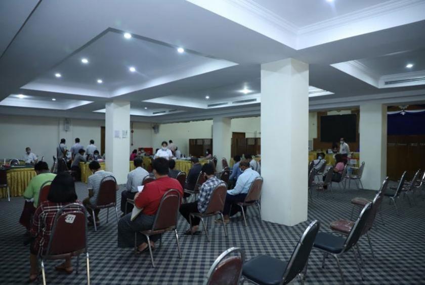 COVID-19 ချေးငွေ လာရောက်လျှောက်ထားသူများကို ယခင်နှစ်အတွင်းက တွေ့ရစဉ် (ဓာတ်ပုံ-ကုန်သည်စက်မှုအသင်းချုပ်)