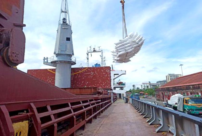 ဆူးလေဆိပ်ကမ်းတွင် MV VTC Ocean သင်္ဘောဖြင့်  ဆန်တင်နေမှုကို တွေ့ရစဉ် (ဓာတ်ပုံ-စီးပွား/ကူးသန်း)