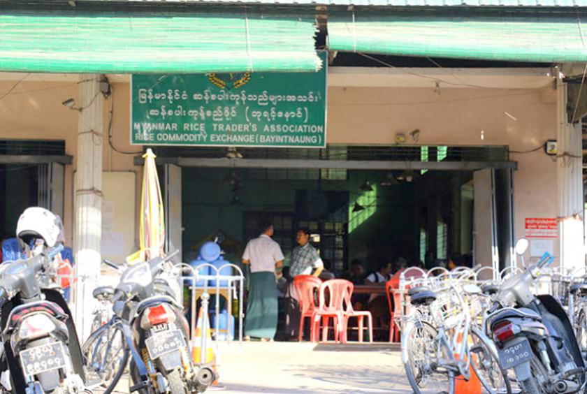 ဘုရင့်နောင်ရှိ ဆန်ကုန်စည်ဒိုင်ကို တွေ့ရစဉ်