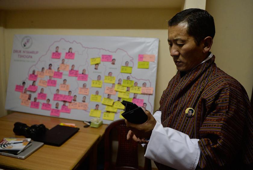 အောက်တိုဘာ ၁၈ ရက်တွင် ဘူတန်နိုင်ငံ Thinpu ၌ ရွေးကောက်ပွဲအပြီး DNT ပါတီခေါင်းဆောင် Druk  Naymrup Tshogpa ကို တွေ့ရစဉ် (Photo – AFP)
