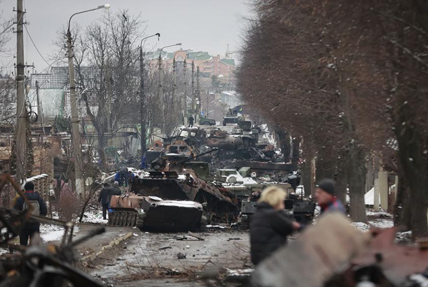 မတ် ၁ ရက်က ကိယက်ဗ်မြို့နှင့် နီးကပ်သော ဘူချာမြို့ လမ်းတစ်ခုတွင် ရုရှားစစ်တပ်မှ ပျက်စီးသွားသော ယာဉ်များကို လူများက ကြည့်ရှုနေစဉ် Photo : AP