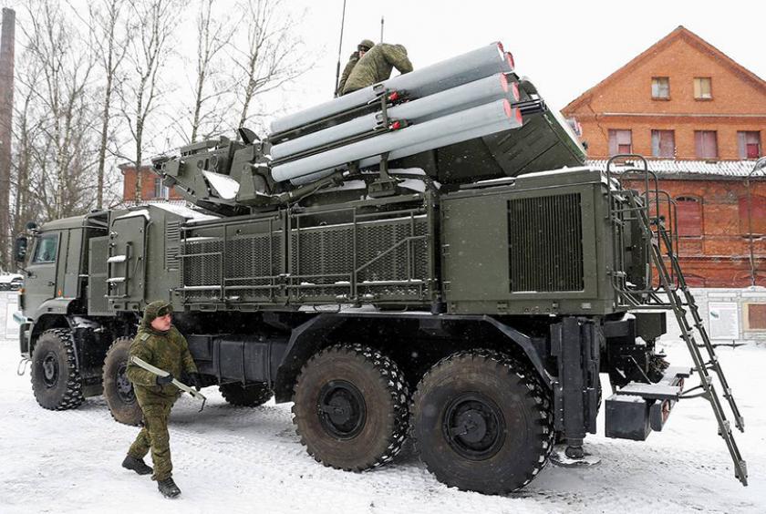 Pantsir-S1 လေကြောင်းရန်ကာကွယ်ရေးစနစ်တပ်ဆင်ထားသည့် မော်တော်ယာဉ်တစ်စီးအား တွေ့ရစဉ်(Photo:Tass)