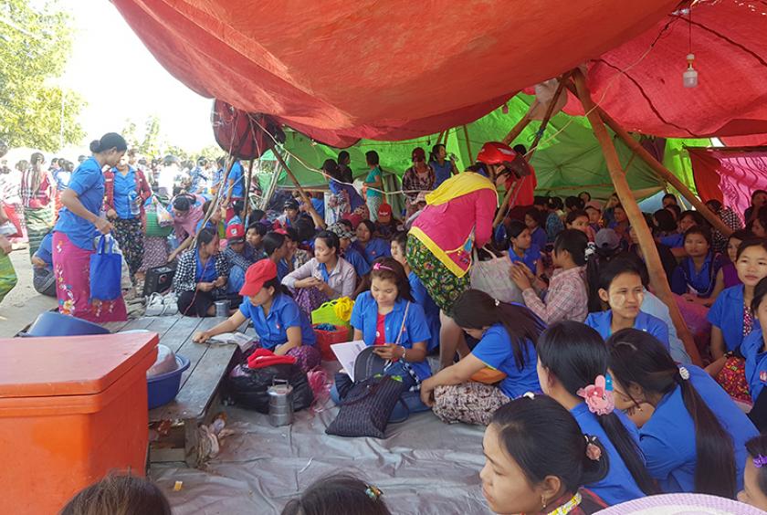 သပိတ်စခန်းဖွင့် တောင်းဆိုနေသည့် ဟွာမှုံအထည်ချုပ်စက်ရုံအလုပ်သမားများကို တွေ့ရစဉ်