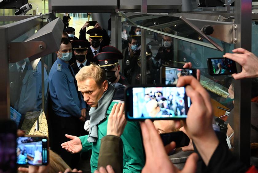 ဇန်နဝါရီ ၁၇ ရက်က မော်စကိုမြို့လေဆိပ်တွင် ရဲတပ်ဖွဲ့၏ ဖမ်းဆီးမှုကိုခံရသည့် နာဗာညီအား တွေ့ရစဉ် (Photo: AFP)