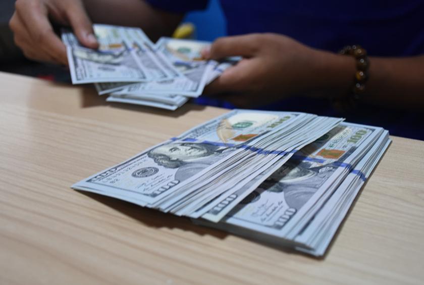 ရန်ကုန်မြို့ရှိ နိုင်ငံခြားငွေလဲလှယ်ရောင်းဝယ်ရေးကောင်တာတစ်ခုကို တွေ့ရစဉ် 