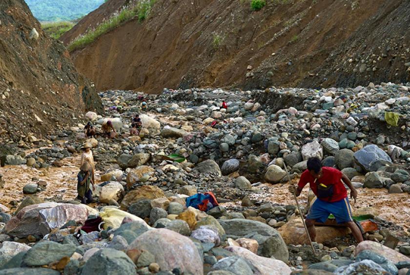 ဖားကန့်ဒေသ  လုပ်ကွက်တစ်နေရာတွင် ရေမဆေးကျောက်ရှာဖွေနေသည်ကို တွေ့ရစဉ်