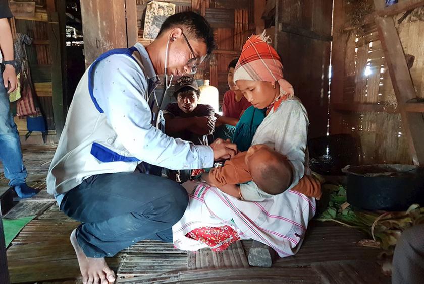 နာဂကိုယ်ပိုင်အုပ်ချုပ်ခွင့်ရ ဒေသအတွင်း ကျန်းမာရေး ဝန်ထမ်းများက ကွင်းဆင်း ဆေးကုသပေးနေစဉ်