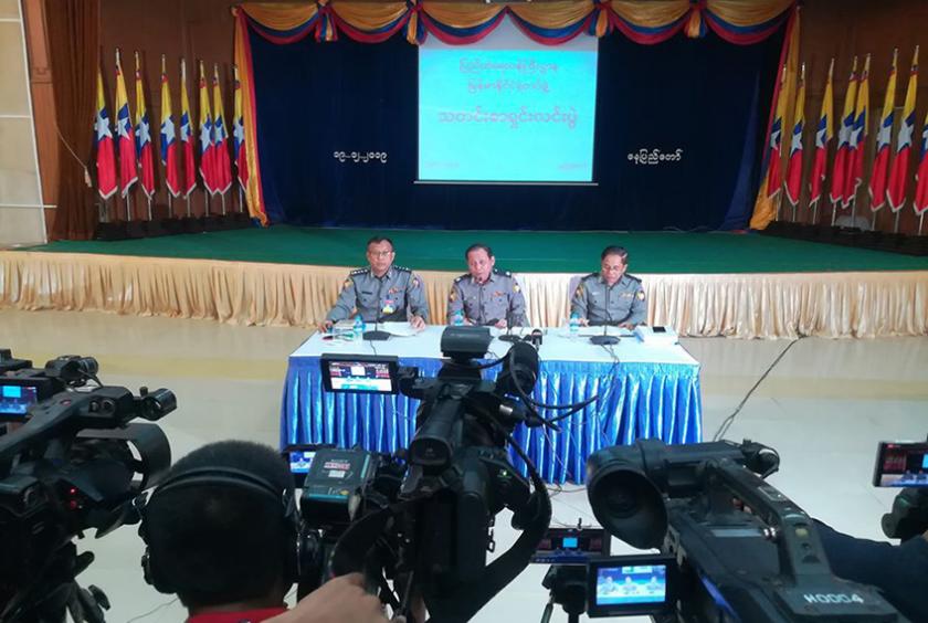 လူအများဝေဖန်ခဲ့သည့် နေပြည်တော်၌ ပြုလုပ်ခဲ့သော ဗစ်တိုးရီးယားအမှု သတင်းစာရှင်းလင်းပွဲကို  တွေ့ရစဉ် 