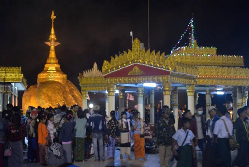 ဆံတော်ရှင်ကျိုက်ထီးရိုး စေတီတော်မြတ်ကြီးအား ဖူးမြော်နေသူများအား သီတင်းကျွတ်ကာလအတွင်းက တွေ့ရစဉ်