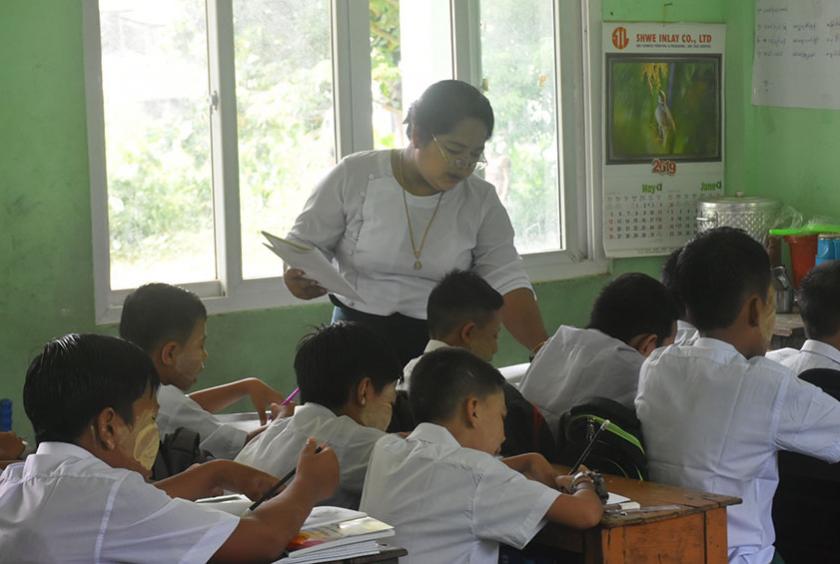 အခြေခံပညာ အထက်တန်းကျောင်းတစ်ကျောင်းတွင် ပညာသင်ကြားနေသော ကျောင်းသားများကို တွေ့ရစဉ် (ဓာတ်ပုံ- လွင်မျိုးသူ)