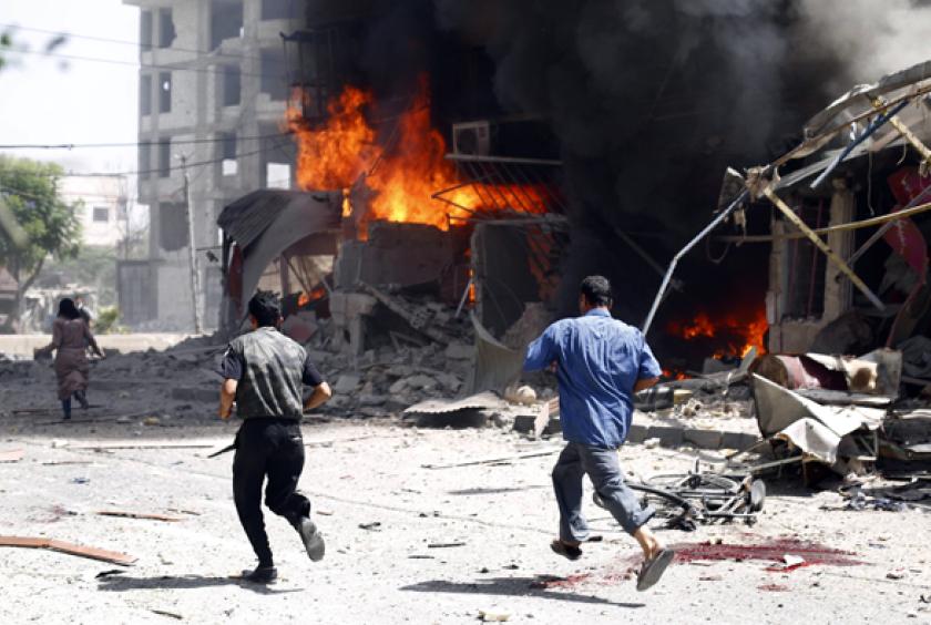 စက်တင်ဘာ ၃၀ ရက်က အလက်ပိုမြို့တွင် ဆီးရီးယား အစိုးရစစ်တပ်၏ ဗုံးကြဲမှုအပြီး ဒဏ်ရာရသူ တစ်ဦးအား သယ်ဆောင်လာကြစဉ် (Photo: AFP)