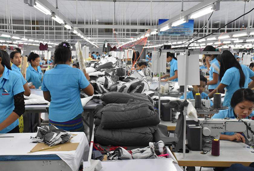  ရန်ကုန်မြို့ရှိ အထည်ချုပ်စက်ရုံလုပ်ငန်းခွင်တစ်ခုကို တွေ့ရစဉ် (ဓာတ်ပုံ-ဇေယျာငြိမ်း)