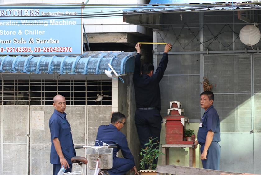 တာမွေမြို့နယ်တွင် ငလျင်ကြောင့် တိမ်းစောင်းခဲ့သည့် တိုက်များအား စည်ပင်မှ ကွင်းဆင်းလေ့လာနေစဉ်