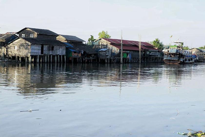 ရေမိုင် ၂၀ ကျော်တွင်ရှိသည့် ကျားဖောင်လုပ်သားများအတွက် ရိက္ခာပို့သည့်သင်္ဘောကို ဖျာပုံကမ်းခြေ တစ်နေရာတွင် တွေ့ရစဉ်