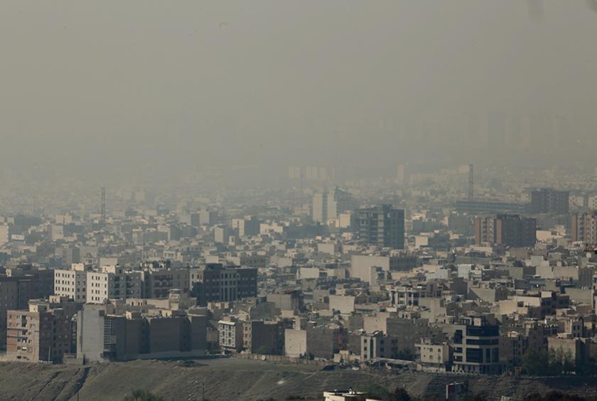 နိုဝင်ဘာ ၁၃ ရက်က အီရန်နိုင်ငံ တီဟီရန်မြို့ အနောက်ပိုင်း၌ လေထုညစ်ညမ်းမှုကြောင့် မြင်ကွင်းများ ဝေ၀ါးနေသည်ကို တွေ့ရစဉ် (Photo: AFP)