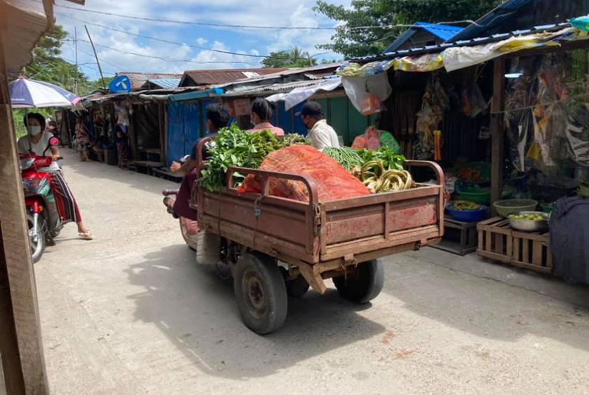 ဒလမြို့နယ်အတွင်း စျေးတစ်စျေးတွင် လူသူအသွားအလာရှင်းနေသည်ကို အောက်တိုဘာ ၁၁ ရက်က တွေ့ရစဉ် (ဓာတ်ပုံ-ဆုဆုတေဇ)
