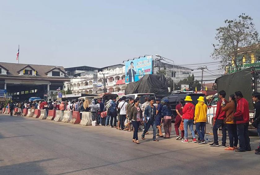 မြန်မာရွှေ့ပြောင်းလုပ်သားများအား မြဝတီမြို့ ချစ်ကြည်ရေးတံတားအနီးတွင် ဒီဇင်ဘာလနောက်ဆုံးပတ်က တွေ့ရစဉ်