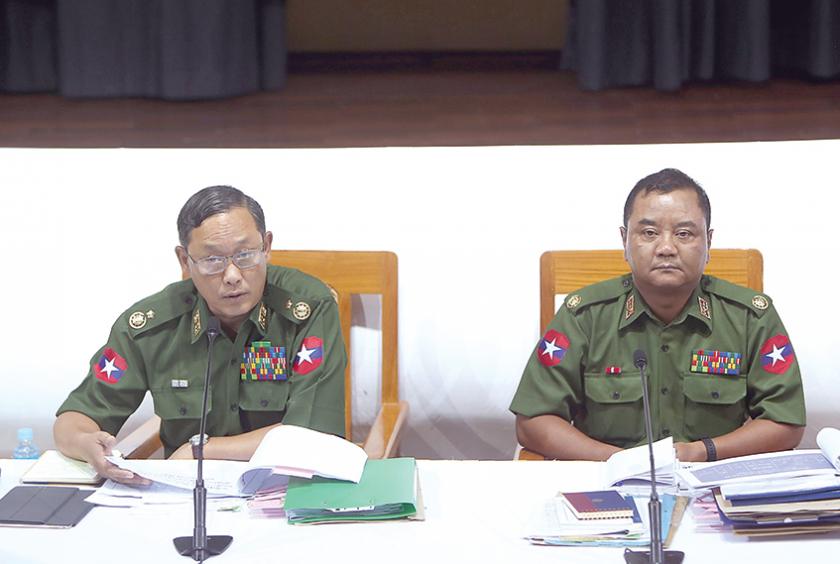 စက်တင်ဘာ ၂၈ ရက်က ပြုလုပ်သည့် တပ်မတော် သတင်းမှန်ပြန်ကြားရေးအဖွဲ့ သတင်းစာရှင်းလင်းပွဲတွင် ဗိုလ်မှူးချုပ်ဇော်မင်းထွန်း(ယာ)အား တွေ့ရစဉ်
