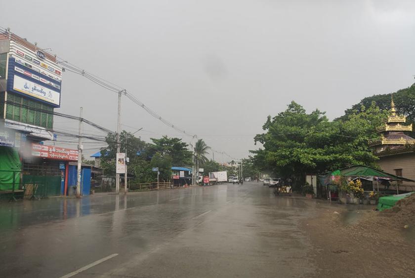 ပုံစာ - သေနတ်ပစ်ခတ်မှုဖြစ်ပွားခဲ့သည့် လှော်ကားလမ်းမကြီး ကြာကန်မှတ်တိုင်အနီးနေရာအား တွေ့ရစဉ်။
