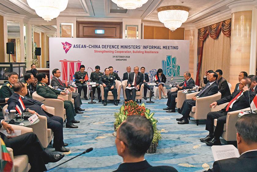 အောက်တိုဘာ ၁၉ ရက်တွင် စင်ကာပူ၌ အာဆီယံ-တရုတ်ကာကွယ်ရေးဝန်ကြီးများ အလွတ်သဘောဆွေးနွေးပွဲ ကျင်းပနေစဉ်