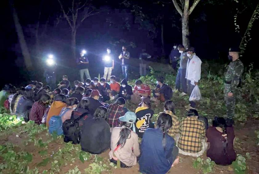 တရားမဝင် ဝင်ရောက်လာ၍ အဖမ်းခံရသူ မြန်မာနိုင်ငံသားများကို တွေ့ရစဉ်