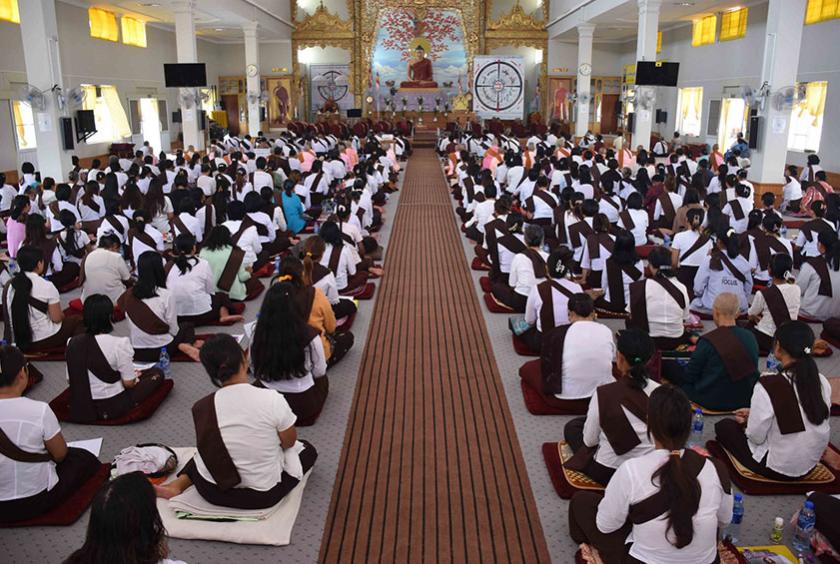 မဟာသင်္ကြန် ကာလအတွင်း မိုးကုတ်ဝိပဿနာတရားစခန်း ဝင်ရောက်သူများအား တွေ့ရစဉ် (ဓာတ်ပုံ-စည်သာ၊တောင်ကြီး)