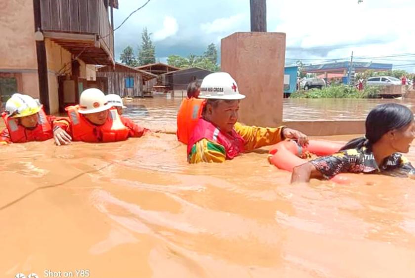 ရပ်စောက်မြို့တွင် ရေကြီးရေလျှံနေသည်ကို တွေ့ရစဉ် (ဓာတ်ပုံှ - Southern Shan Red Cross)