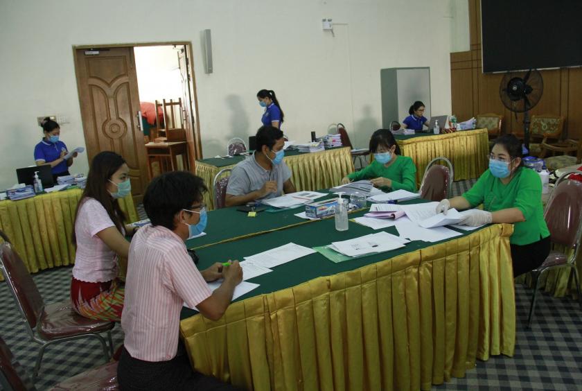 COVID-19 Fund ကျပ်ဘီလျံ ၁၀၀ မှ ချေးငွေရယူရန် လျှောက်ထားနေသူများကို တွေ့ရစဉ် (Photo-UMFCCI)
