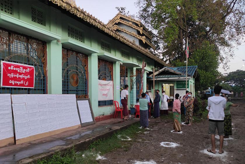 နိုဝင်ဘာ ၈ ရက်က ပြုလုပ်သည့် ၂၀၂၀ ရွေးကောက်ပွဲတွင် ရခိုင်ပြည်နယ် စစ်တွေမြို့တွင် ဆန္ဒမဲပေးရန် စောင့်ဆိုင်းနေသူများကို တွေ့ရစဉ်