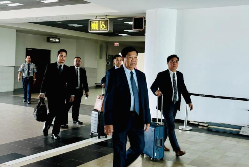 ဒုတိယဝန်ကြီးချုပ်နှင့် နိုင်ငံခြားရေးဝန်ကြီးဌာန ပြည်ထောင်စုဝန်ကြီး ဦးသန်းဆွေအား ပြည်ပခရီးစဉ်တစ်ခုတွင် တွေ့ရစဉ်