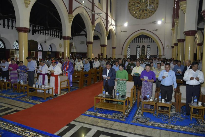 ဒီဇင်ဘာ ၂၃ ရက်က Holy Cathedral Church ၌ ကျင်းပသည့်  ခရစ်တော်မွေးနေ့ (ခရစ္စမတ်) ကျေးဇူးတော်ချီးမွမ်းခြင်းအခမ်းအနားအား တွေ့ရစဉ်