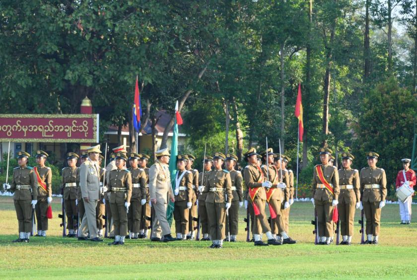 ဒီဇင်ဘာ ၂၂ ရက်က ကျင်းပသည့် ဘွဲ့ရအမျိုးသမီးဗိုလ်လောင်းသင်တန်းဆင်းပွဲတွင် သင်တန်းဆင်းဗိုလ်လောင်းများအား လိုက်လံစစ်ဆေးနေသည့်  နစကဥက္ကဋ္ဌအား တွေ့ရစဉ်