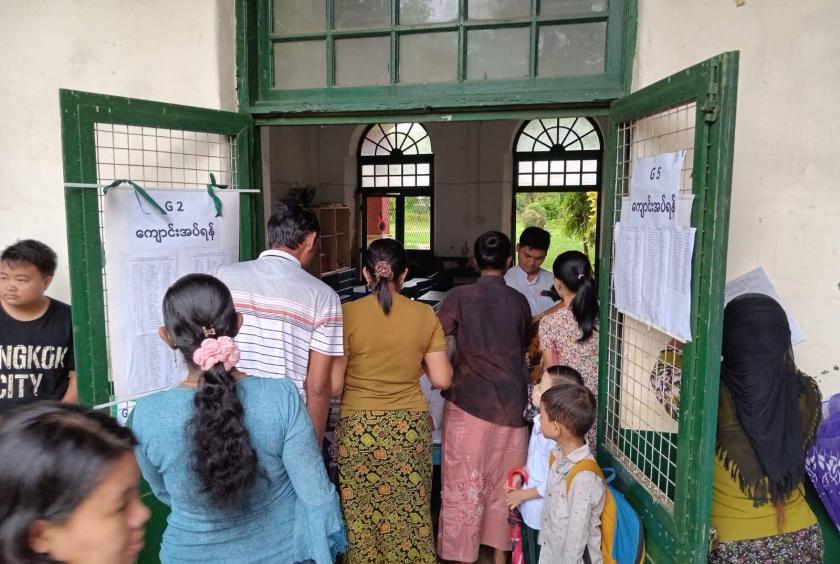 ရန်ကုန်မြို့ရှိ ကျောင်းတစ်ကျောင်းတွင် မေ ၂၃ ရက်က ကျောင်းအပ်နှံနေကြသည်ကို တွေ့ရစဉ် (ဓာတ်ပုံ-မျိုးထွန်း)