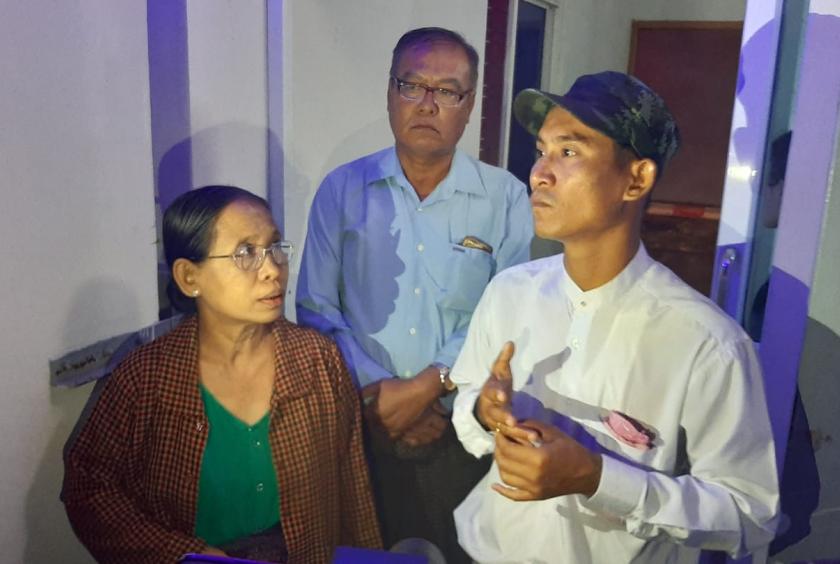 သံသယဖြင့် ဖမ်းဆီးခံထားရမှာ ပြန်လည်လွတ်မြောက်လာသည့် ကိုအောင်ကြီးအား ၎င်း၏မိဘများနှင့်အတူ တွေ့ရစဉ်