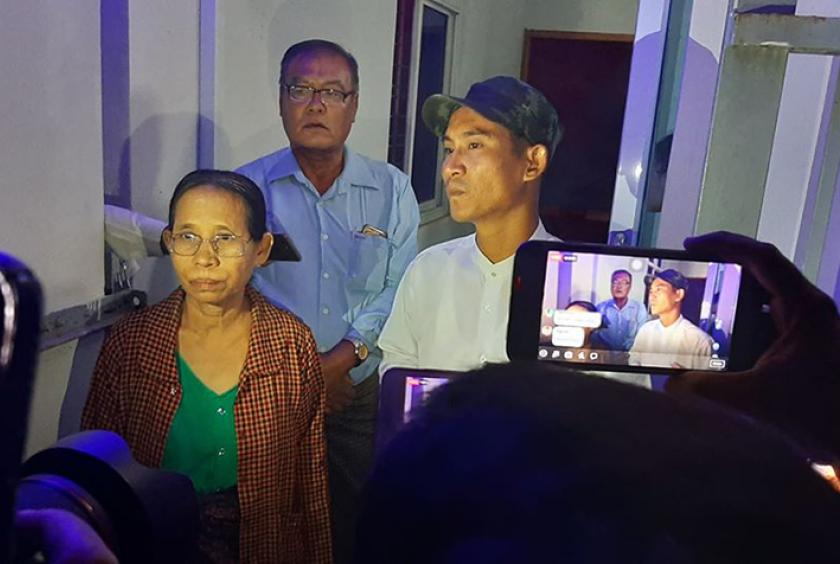 သံသယဖြင့် ဖမ်းဆီးခံထားရာမှ ပြန်လည်လွတ်မြောက်လာသည့် ကိုအောင်ကြီးအား ၎င်း၏မိဘများနှင့်အတူ တွေ့ရစဉ်