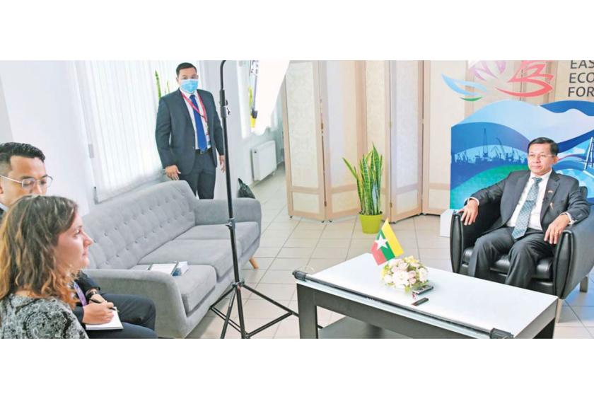 နကစဥက္ကဋ္ဌအား RIA သတင်းဌာနမှ အထူးသတင်းထောက်က တွေ့ဆုံမေးမြန်းနေစဉ်