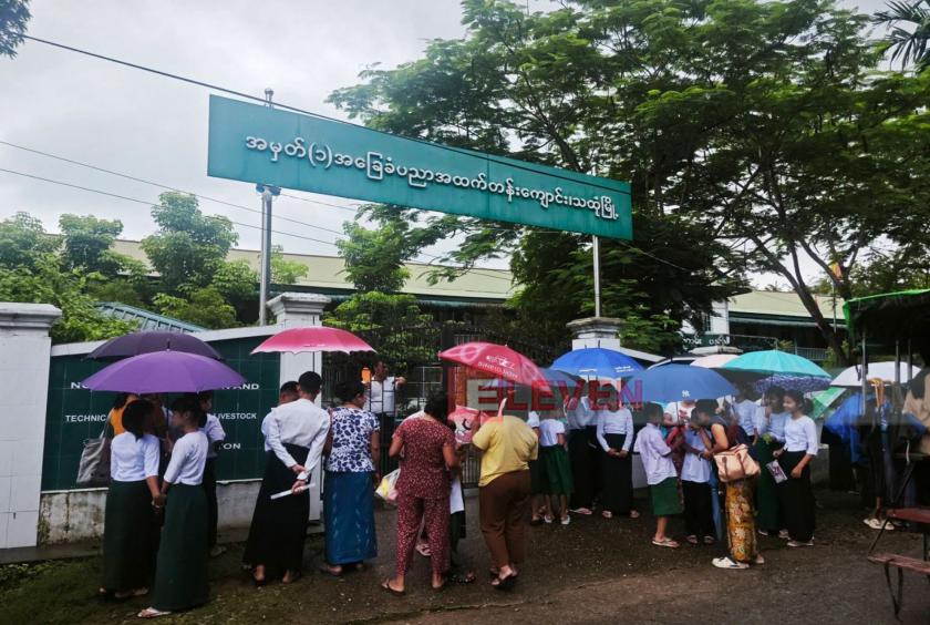 ■ပုံစာ - သထုံမြို့ Placement Test ဖြေဆိုနေကြသည်ကိုတွေ့ရစဉ်