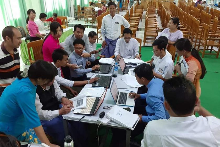 အောက်တိုဘာ ၂၅ ရက်က နေပြည်တော် ပညာရေးဝန်ကြီးဌာနတွင် ရာထူးတိုးပြောင်းလျှောက်ထားသူများ၏ သူတေသနစာတမ်း Paper များ စစ်ဆေးနေသည်ကို တွေ့ရစဉ် 