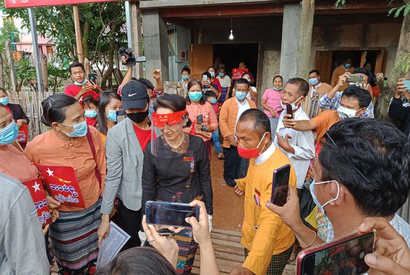 NLD ပါတီဥက္ကဋ္ဌ ဒေါ်အောင်ဆန်းစုကြည် သြဂုတ် ၁၉ ရက်က ဇမ္ဗူသီရိမြို့နယ်အတွင်း ပါတီဝင်များနှင့် တွေ့ဆုံစဉ် (ဓာတ်ပုံ-ဇေယျာထွန်း)
