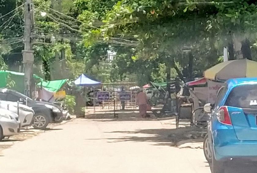 သင်္ဃန်းကျွန်းမြို့နယ်၊ ငမိုးရိပ်ရပ်ကွက် ငမိုးရိပ် (၅)လမ်းရှိ ရပ်ကွက်အုပ်ချုပ်ရေးမှူးရုံးတွင် ပေါက်ကွဲမှုဖြစ်ပွားပြီးနောက် ရုံးရှေ့လမ်းအား ပိတ်ထားစဉ်