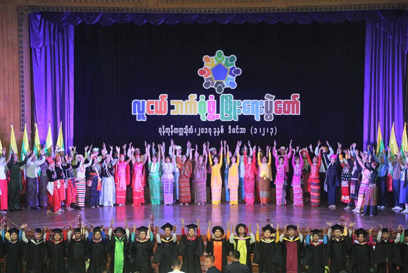 ၂၀၁၇ ခုနှစ် ဒီဇင်ဘာလတွင် ရန်ကုန်တက္ကသိုလ်၌ ပြုလုပ်ခဲ့သည့် လူငယ့်ဘက်စုံဖွံ့ဖြိုးရေးပွဲတော်အခမ်းအနား ဖွင့်လှစ်နေစဉ်နှင့် တက်ရောက်လာသူများကို တွေ့ရစဉ် ။ (ဓာတ်ပုံ - ကြည်နိုင်)