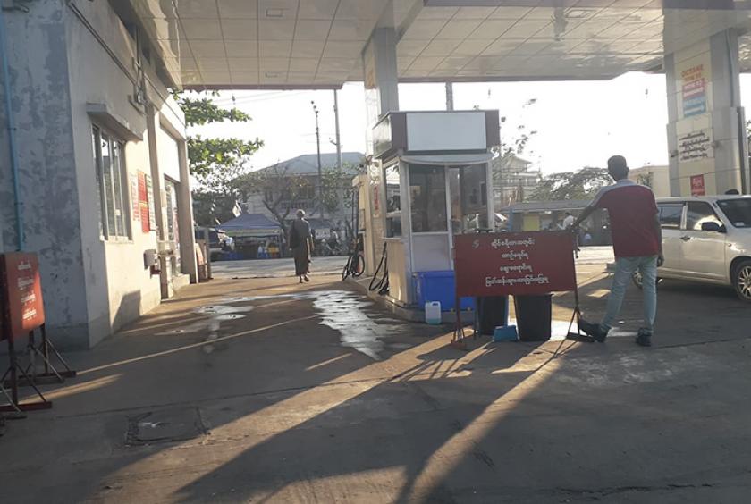 ရန်ကုန်မြို့ရှိ ပုဂ္ဂလိကစက်သုံးဆီဆိုင် တစ်ဆိုင်ကို တွေ့ရစဉ် (ဓာတ်ပုံ-စည်သူအောင်)