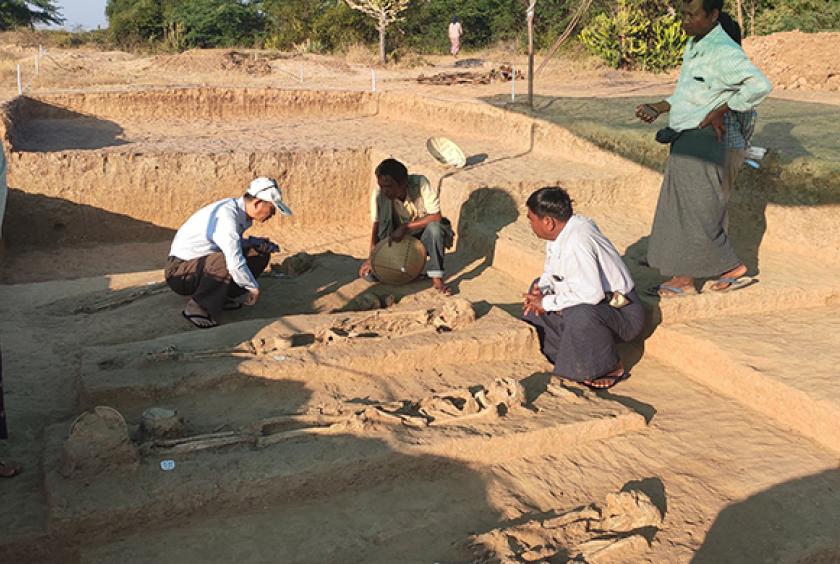 ကြေးခေတ်၊ သံခေတ် လူရိုးစုခုနစ်ခု၊ အရိုးပုတီးစေ့၊ ကျောက်ပုတီးစေ့နှင့် ကြေးမြား တူးဖော်တွေ့ရှိမှုများကို လေ့လာနေစဉ်