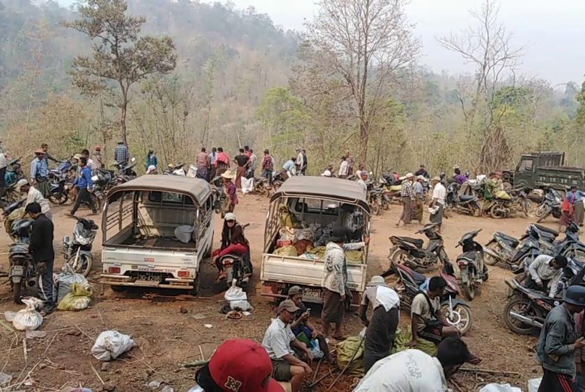 ကောလင်းမြို့အရှေ့ဘက်၌ ရွှေတူးကြသူများကို တွေ့ရစဉ် (Photo : Youtube)