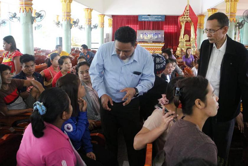 ထိုင္းေတာင္ပိုင္း သစ္သီးစက္႐ံုမွ ျမန္မာအလုပ္သမား ၁၇၀ ေက်ာ္ အလုပ္ထုတ္ခံရမႈႏွင့္ပတ္သက္၍ တာ၀န္ရွိသူမ်ားႏွင့္ ေတြ႕ဆံုစဥ္